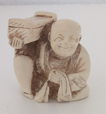 Japanische Netsuke/Sagemono Figur Mann mit B&uuml;ndel, geschnitzt, 2 Durchbohrungen