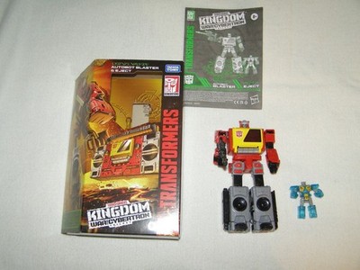 Transformers Generations War for Cybertron:Kingdom Autobot Blaster complete C9