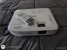 Epson VS260 1080p 3300 Lumens Projector / With Remote 