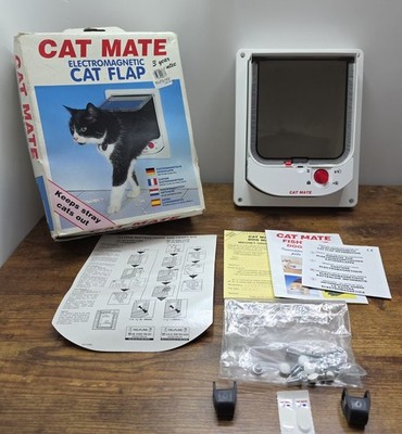 Pet Mate Elektromagnetische Katzenklappe weiß 4 Wege Schloss unbenutzt offene Box komplett 