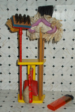 Altes Reinigungs-Set Schrubber Besen Mopp Bohner Handfeger Schaufel Ständer