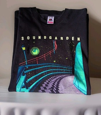  This is a vintage XL 1994 Soundgarden Superunknown tour t-shirt RN13765 FOTL 