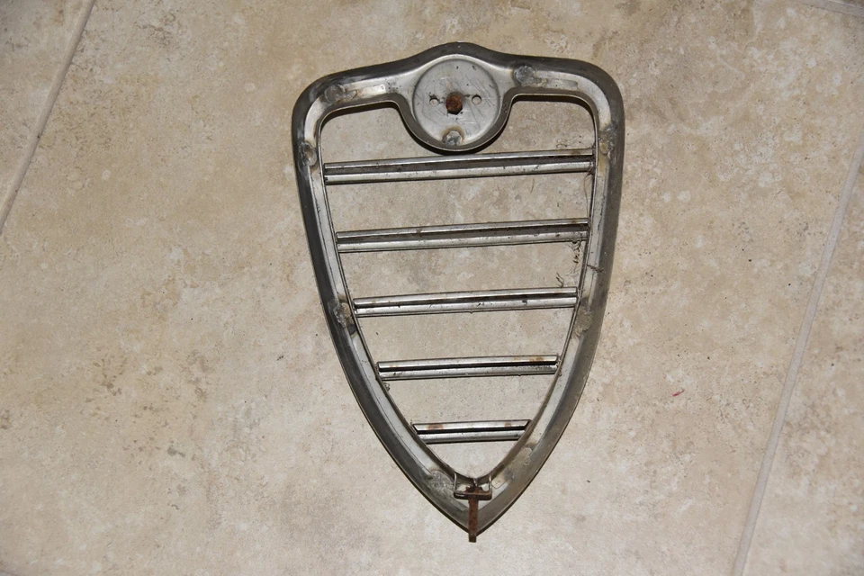1960s/70s Alfa Romeo Car Grille Cast Metal Spider Veloce sports car Italy Foto 2 de 2