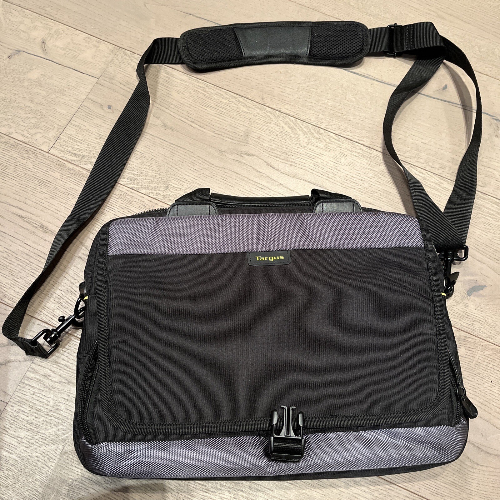 Targus AC0063 Black/Grey 15” Laptop Notebook Mac Carry Case Padded Not