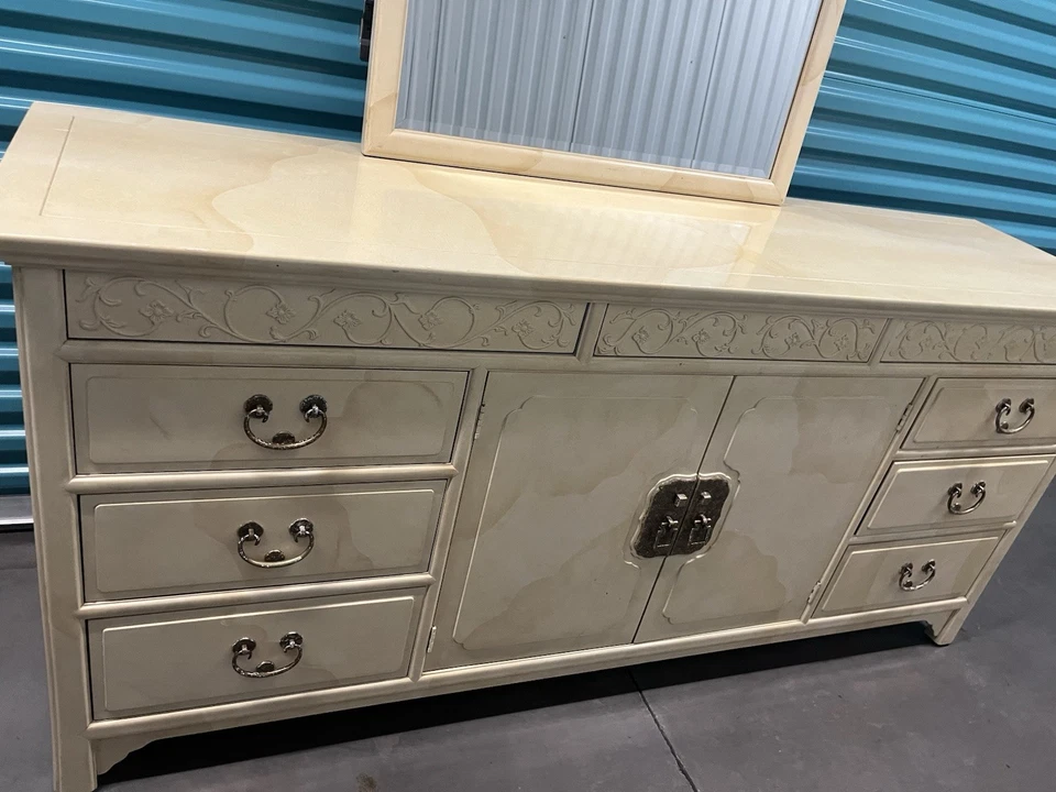 Henredon “Villa Borghese” Bedroom Set – Dresser, Mirror & Pair of Nightstands – - Image 2 of 4