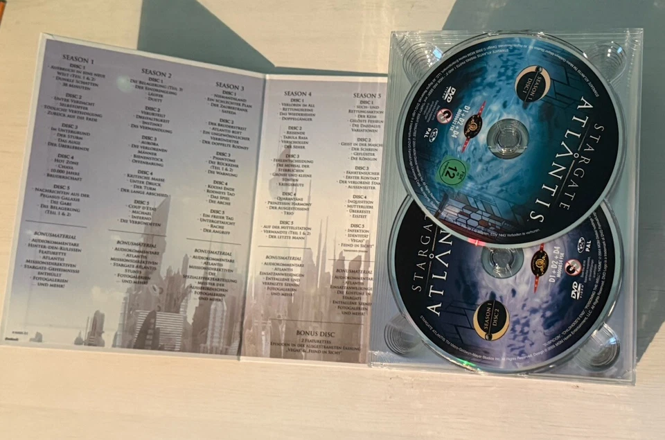 Stargate: Atlantis - Die komplette Kollektion (inkl. Bonus-Disc) [26 DVDs] - Bild 4 von 4