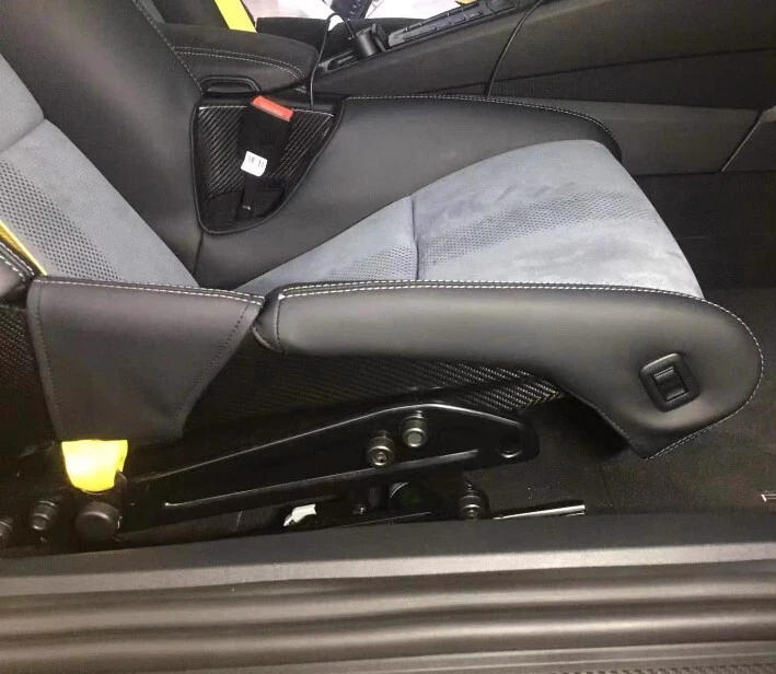 FUNDA PROTECTORA DE CUERO PARA PORSCHE 911/918 GT3 RS GT2 RS COSTURAS PLATEADAS Foto 3 de 4