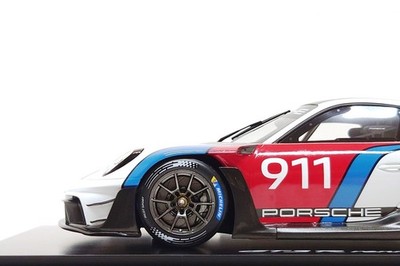 Spark 1:18 Porsche 911 GT3 R (992) Rennsport #911 (Dealer Edition
