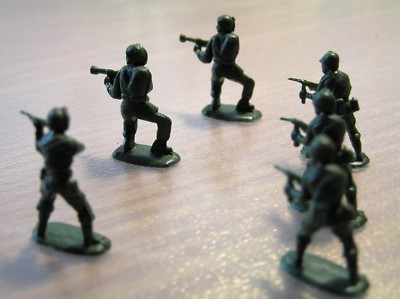 Hautton Set 8 Soldatini Militari Con Armi E Accessori - Figure Snodabili 9 Cm - Giocattolo Per Bambini - 6