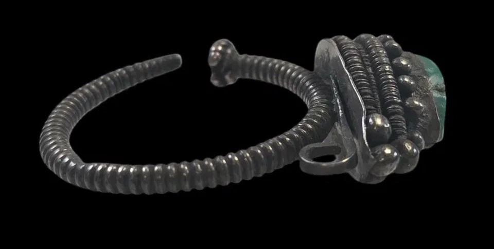 Par de pendientes tibetanos antiguos del siglo XIX, plata de pureza 900 y turquesa Foto 2 de 4