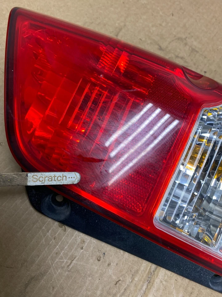 Luz trasera lateral derecha Nissan Pathfinder 2005 a 2012 pasajero OEM V1136 DW Foto 4 de 4