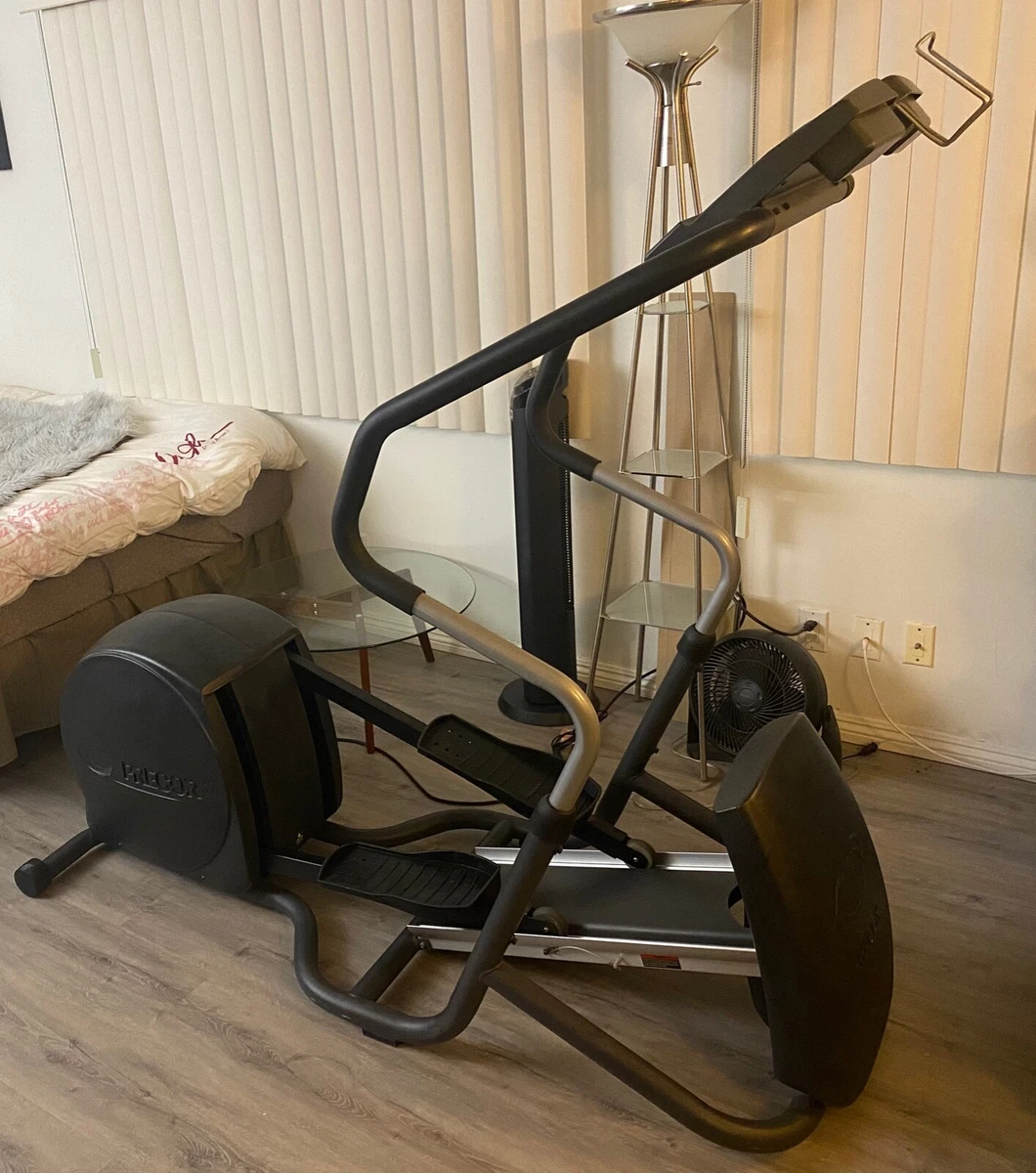 Precor EFX 5.21i Rear Drive Elliptical Trainer Lightly Used Excellent Condition