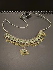 DARK GREEN AND WHITE CUT GLASS NECKLACE SET WITH MANG TIKA