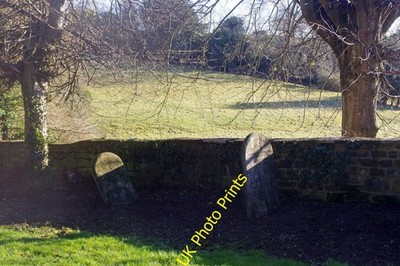 Foto A3 Newnham Churchyard Newnham\/SP5759 Zwei Grabsteine sind gefangen i c2022