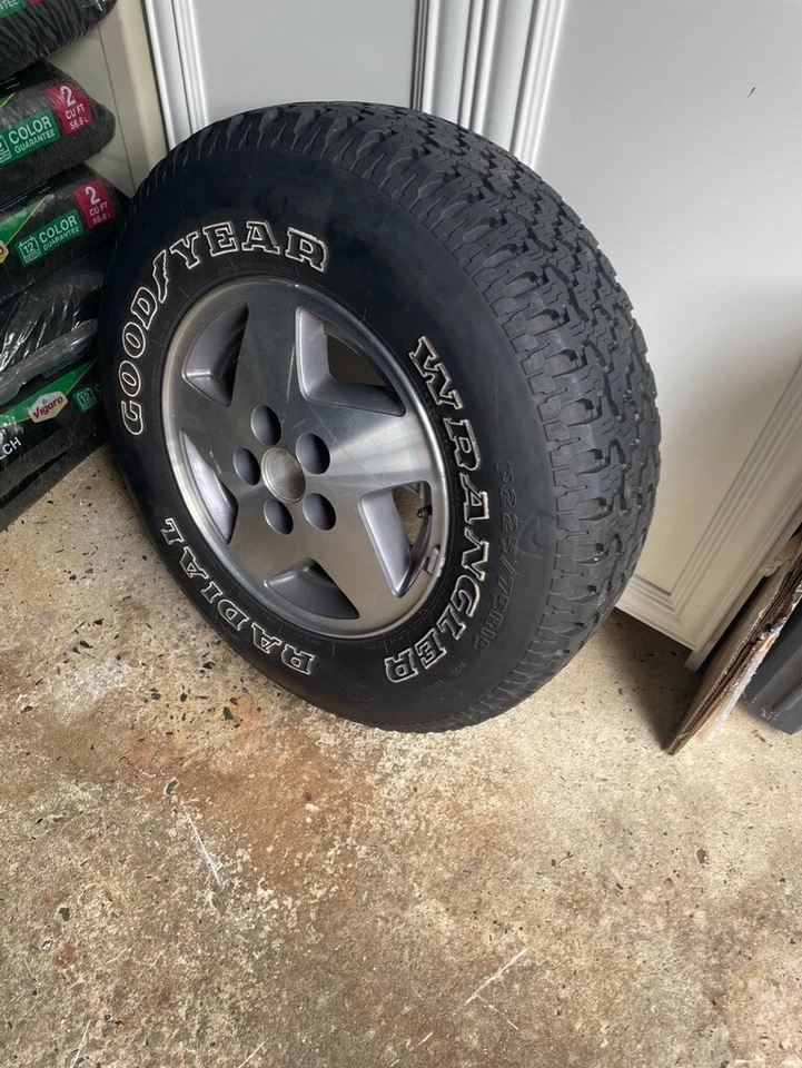 Neumático y llanta de repuesto conectados vehículo usado Foto 3 de 3