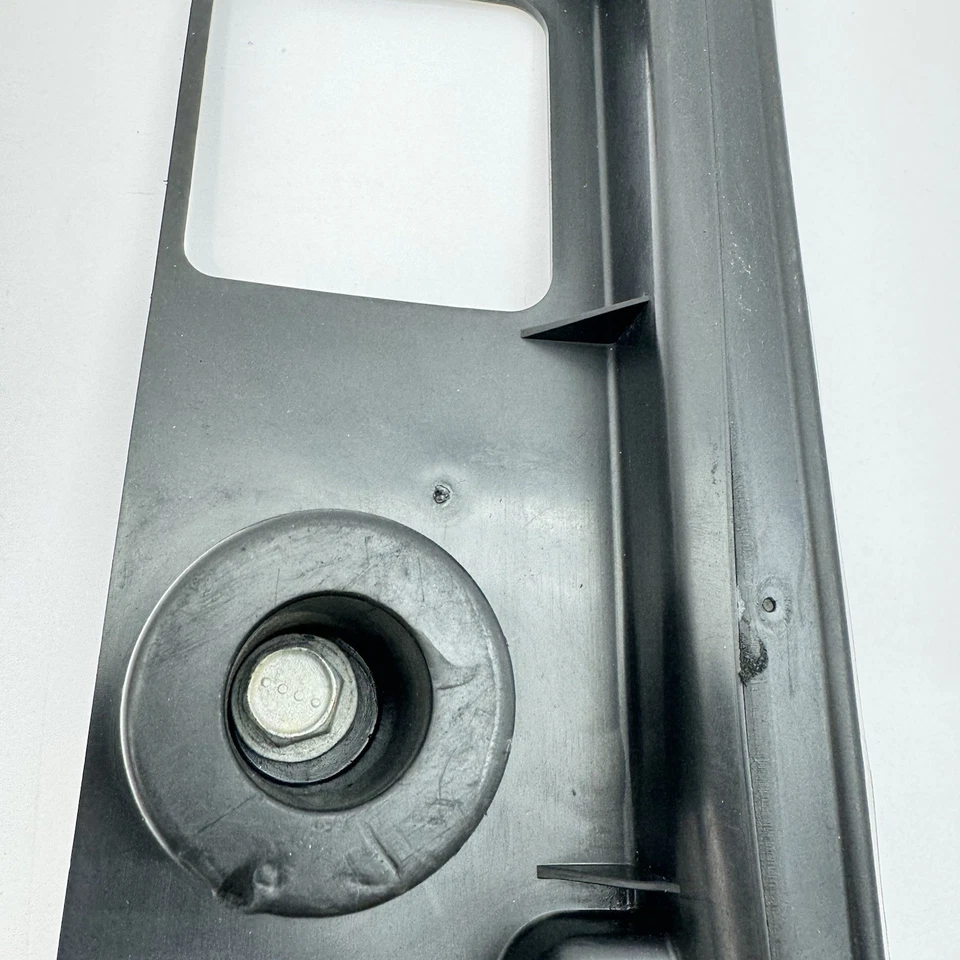 Dodge Challenger 2011-2023 trasero izquierdo gato soporte carrocería punto almohadilla escudo OEM Foto 3 de 4