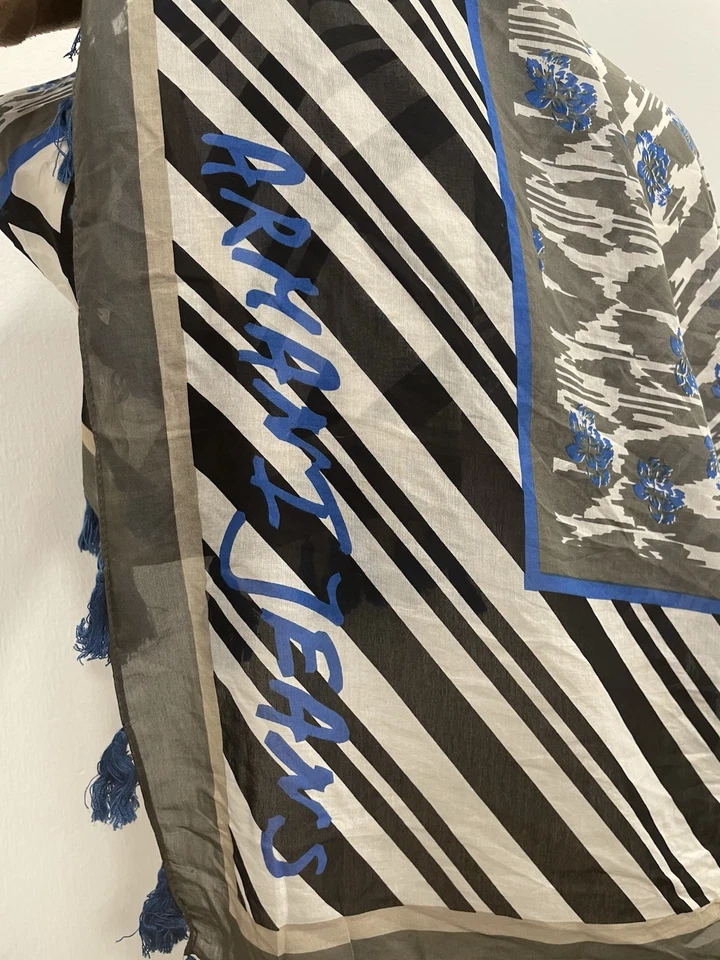 AS2#Armani Jeans Cachecol de Seda Preto Branco Azul Listrado Estampa Floral Borda Borla - Imagem 2 de 4