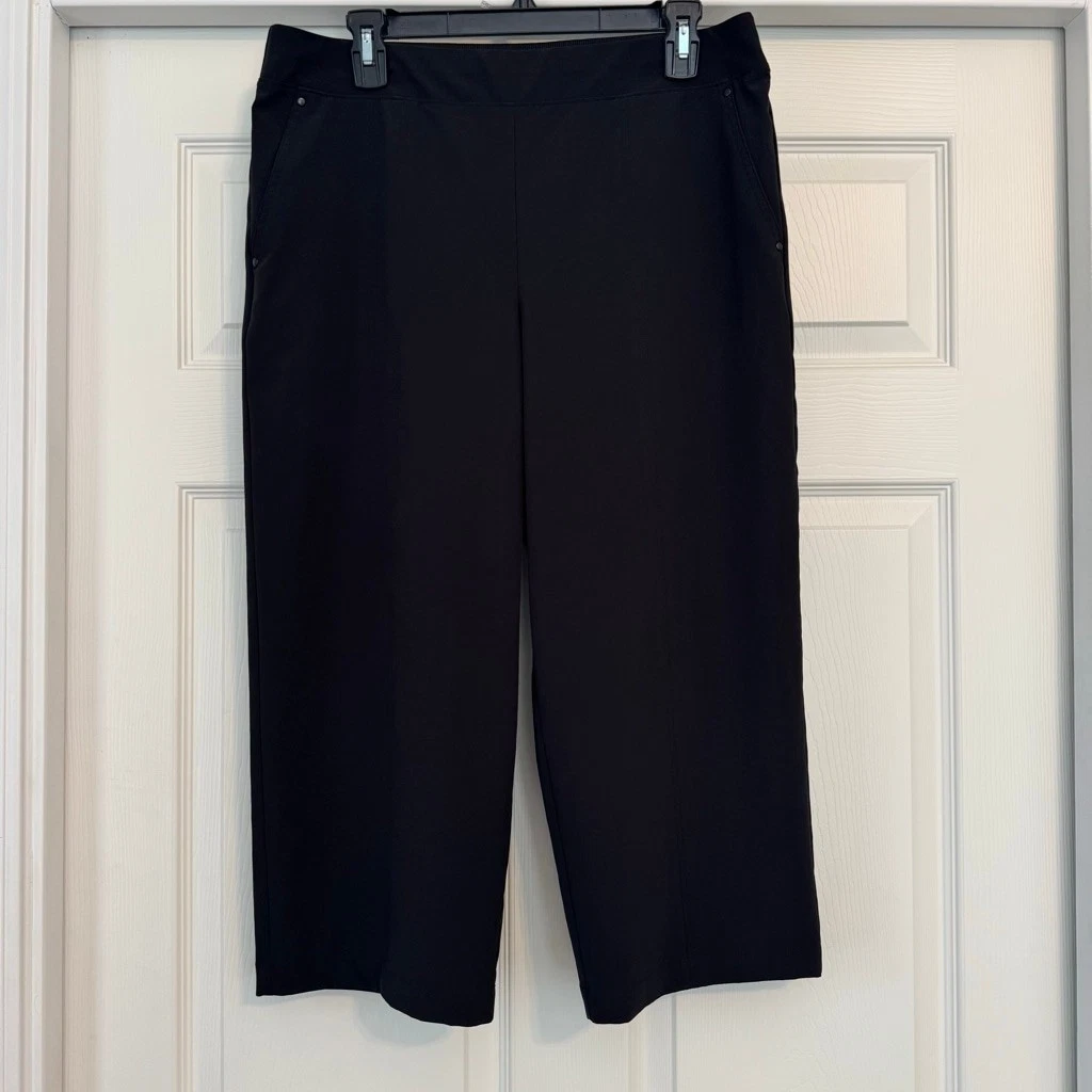 Women's Chico's Black Capris US 8 Wide Leg Travel