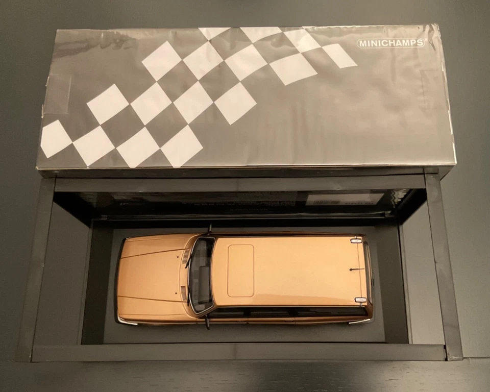 Volvo 240GL Station Wagon 1986 1/18 Minichamps - Immagine 4 di 4