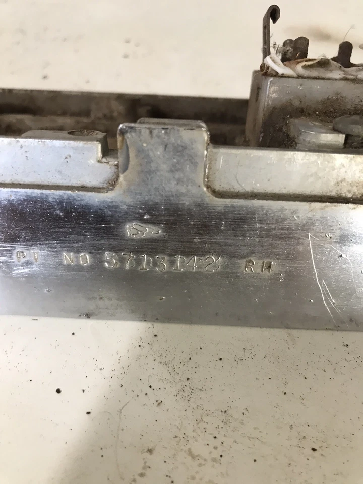 Oldsmobile Starfire Cadillac 1963 1964 puerta de pasajero ventana eléctrica interruptor moldura Foto 4 de 4