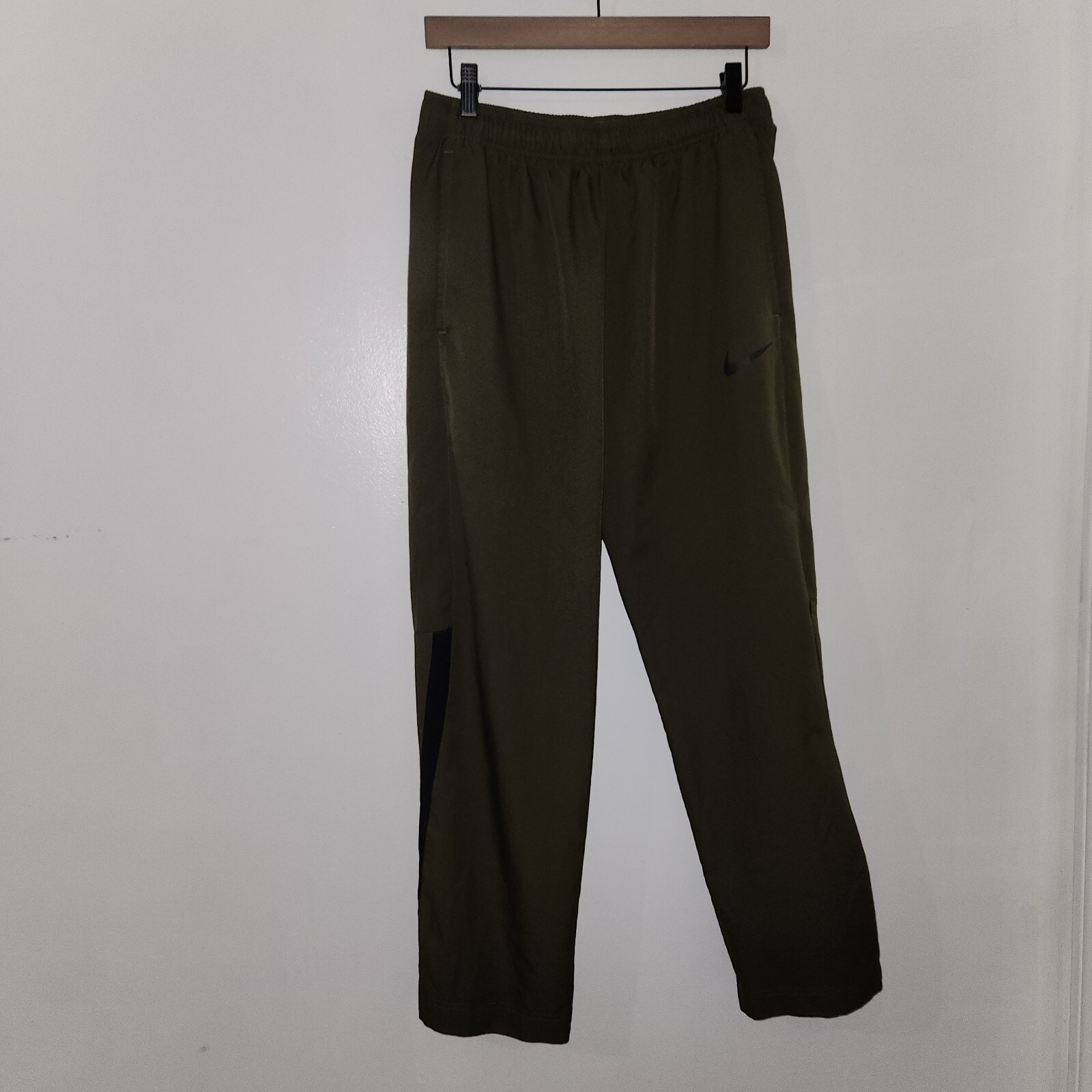 **Men's Nike Olive Green Training Pants Size Large NWT with Pockets 927380-395**  