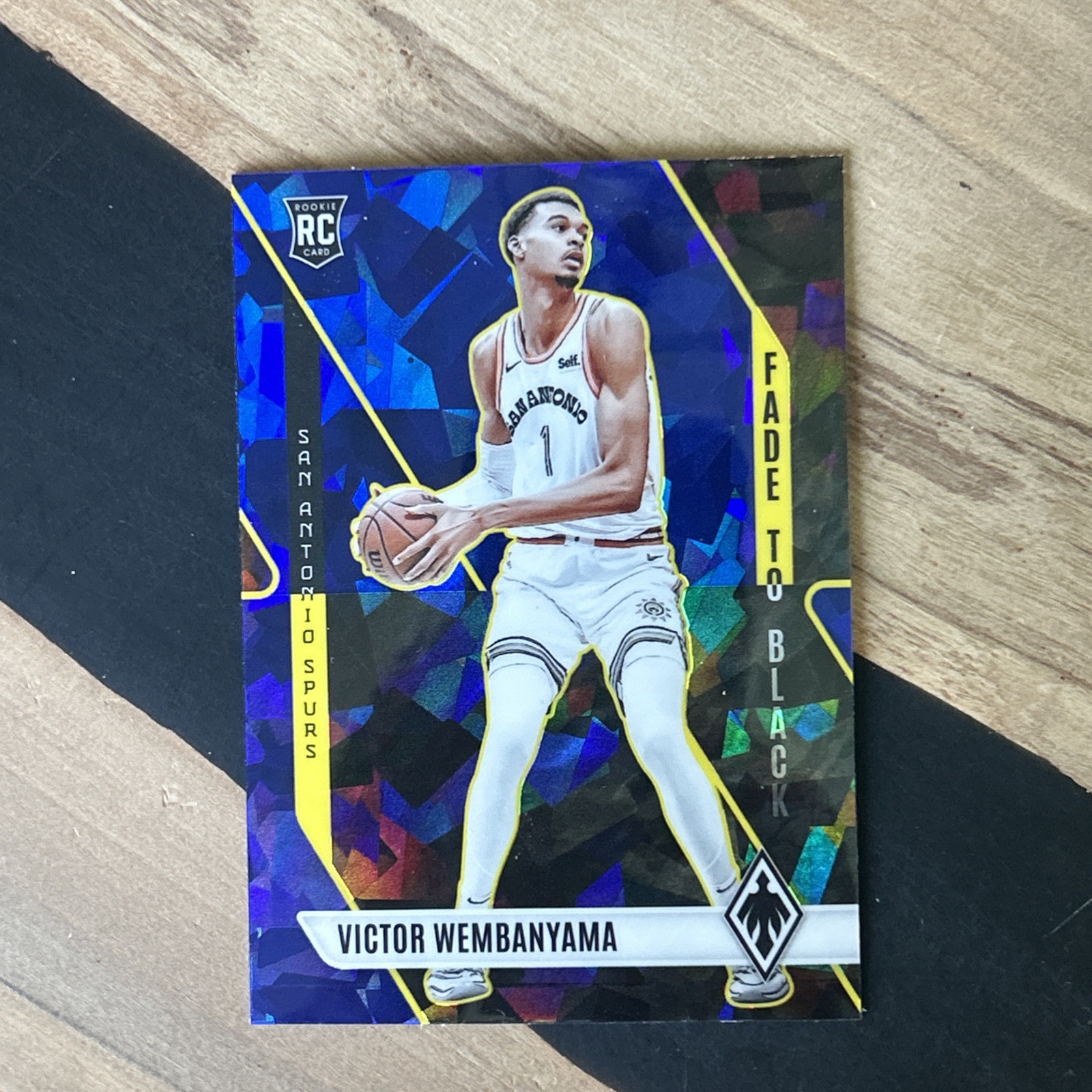 2023-24 Panini Phoenix Fade to Black Victor Wembanyama #11 Blue Ice (RC) (0632)