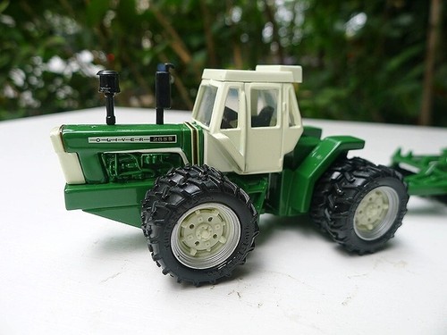 1/64 Ertl OLIVER 2655 Tractor W/ Mulch Ripper - Picture 10 of 11