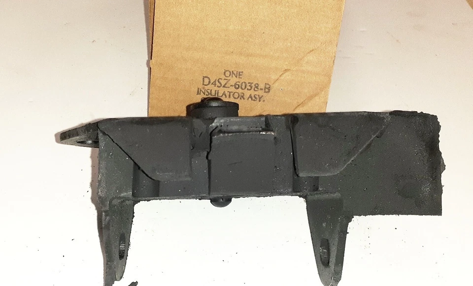 NOS 1972 to 1978 Lincoln Mark IV + V  460 CID LH Motor Engine Mount - Image 3 of 4