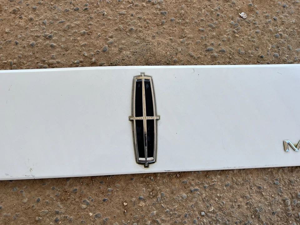 Lincoln Mark LT 2006-2008 puerta trasera moldura emblema sombra oscura blanco Foto 3 de 4