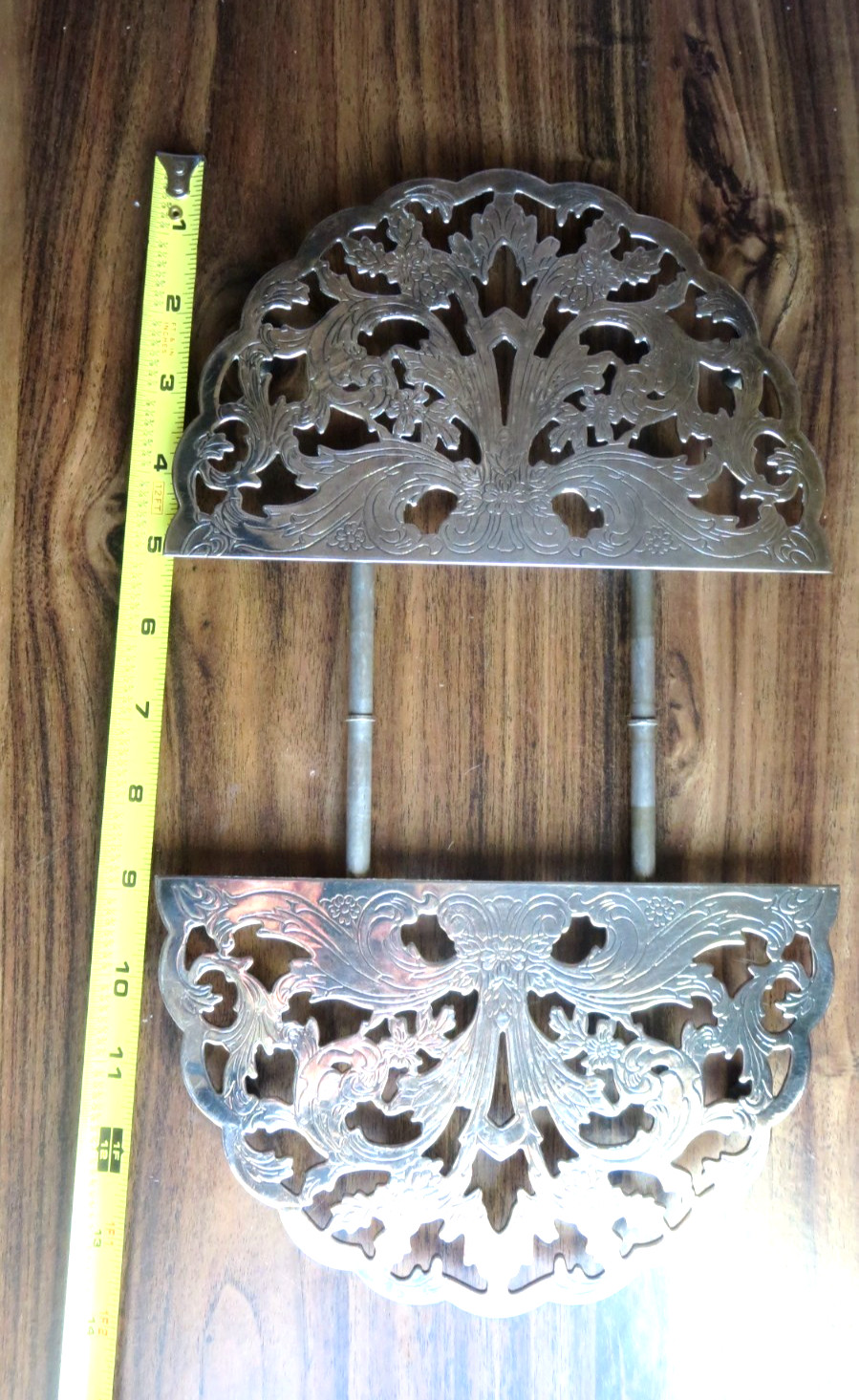 'Lunt' Silverplate Vintage Trivet, Expandable to 13 1/2 inches, has rubber feet 