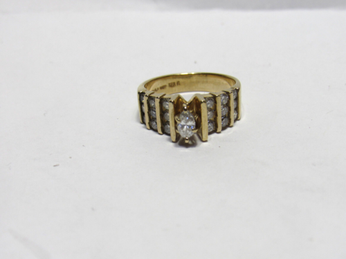 Anillo de compromiso de diamantes marquesa para dama, diamantes engarzados en Chanel, oro amarillo de 14kt - Imagen 2 de 8