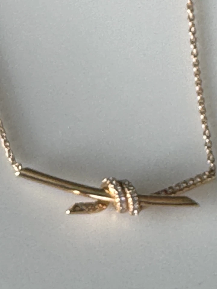 Juego de collar y pendientes con nudo de diamantes y oro de 18 quilates Tiffany & Co. Foto 2 de 4