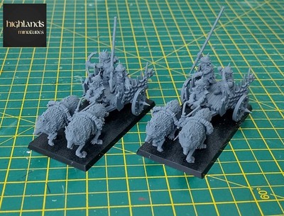 2 x Highlands Miniaturen Steppe Goblin Wolf Streitwagen (Basen dabei).