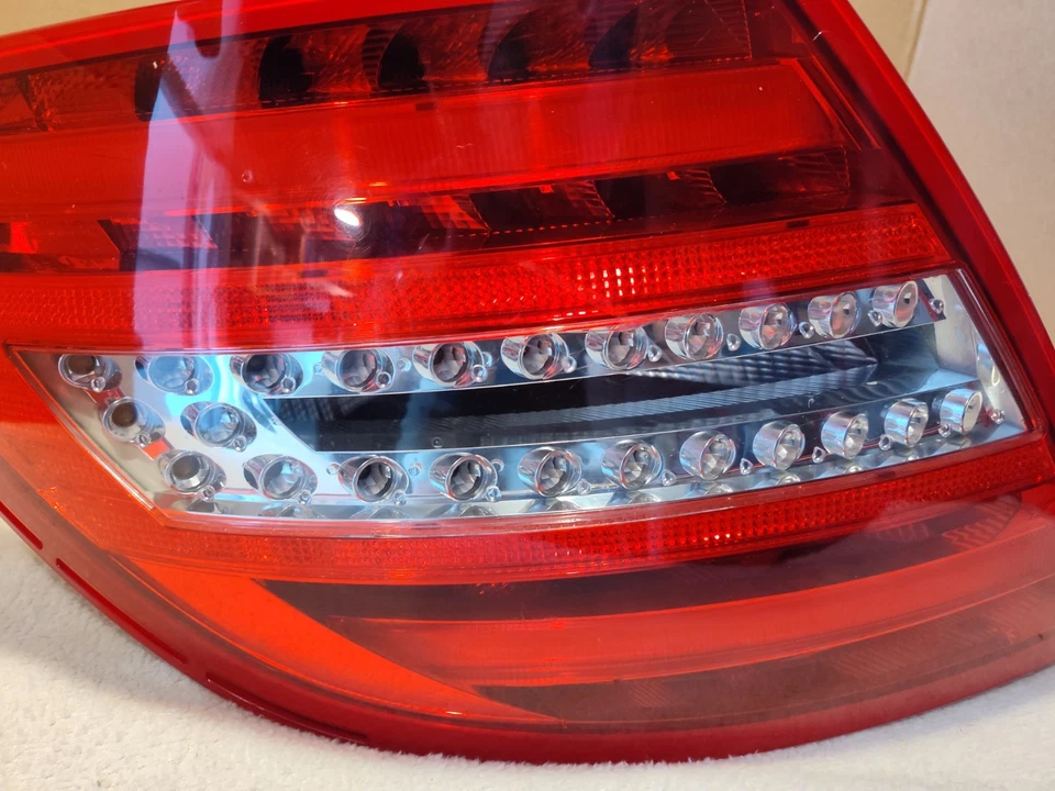 12-14 Mercedes Clase C C250/300 y más, OEM lado derecho del pasajero, luz trasera Foto 2 de 4