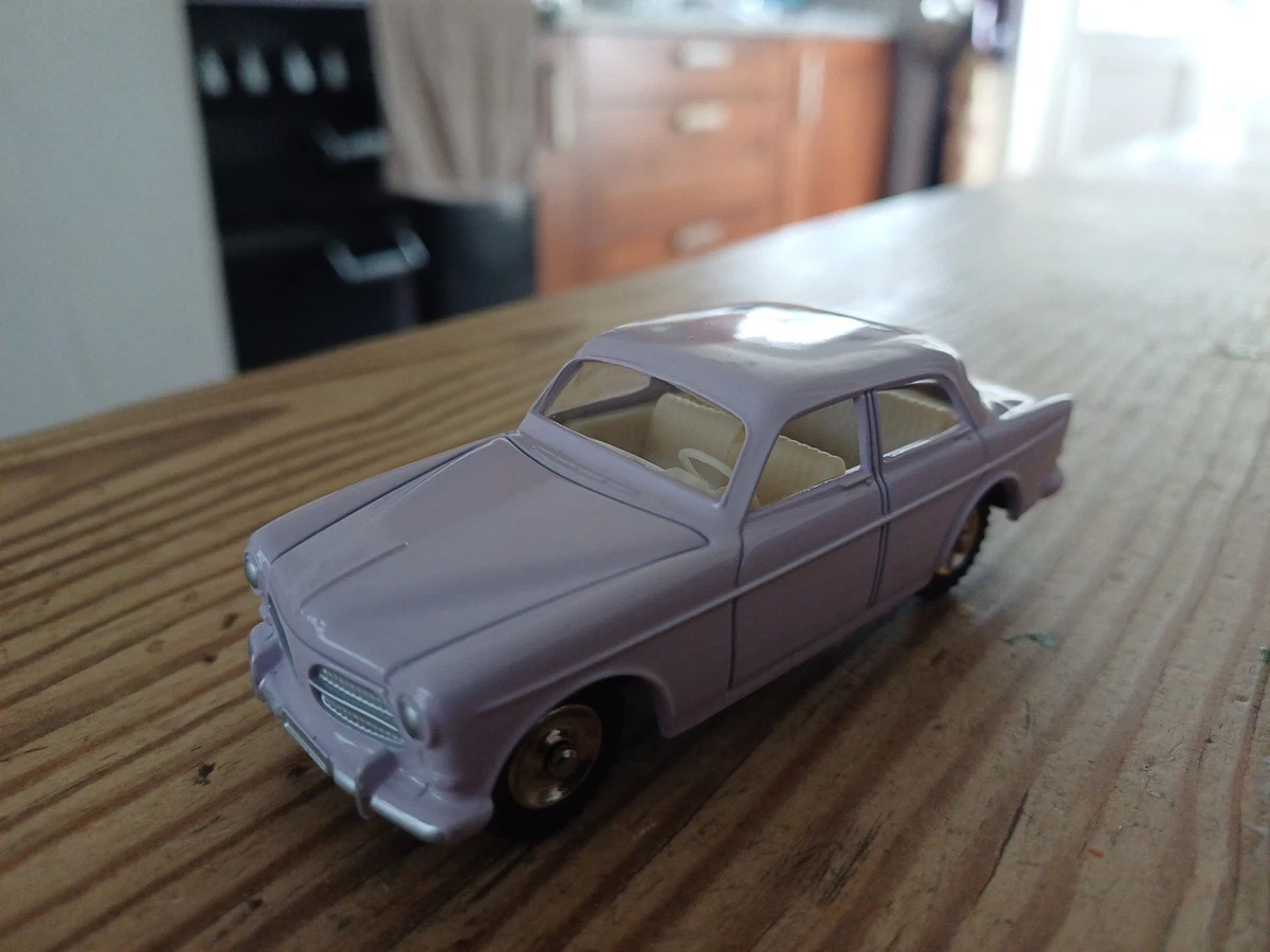 Miniature Atlas Editions 1/43 Volvo 145 Express Ambulance, Diecast