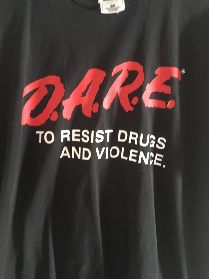 Atrévete a resistir las drogas y la violencia de colección Talla L Negro Mejor Etiqueta Fruta del Telar EE. UU. Foto 3 de 4