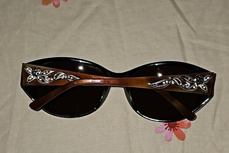 Judith Leiber Sunglasses Women display picture 2