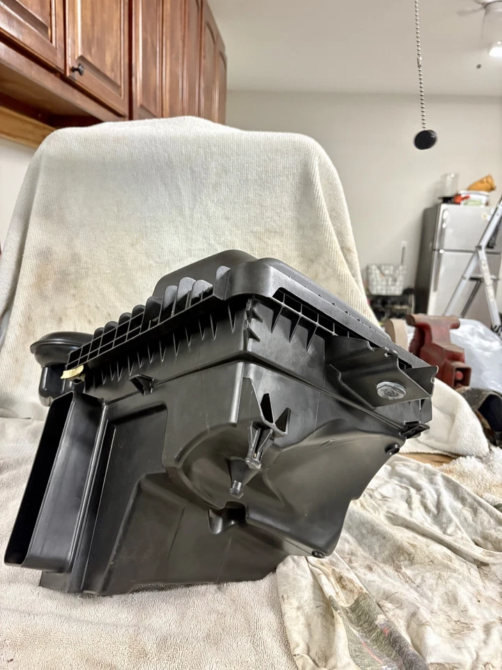 Tapa de caja de filtro de filtro de aire Ford Mustang 2011-2014 negra y caja inferior Foto 4 de 4