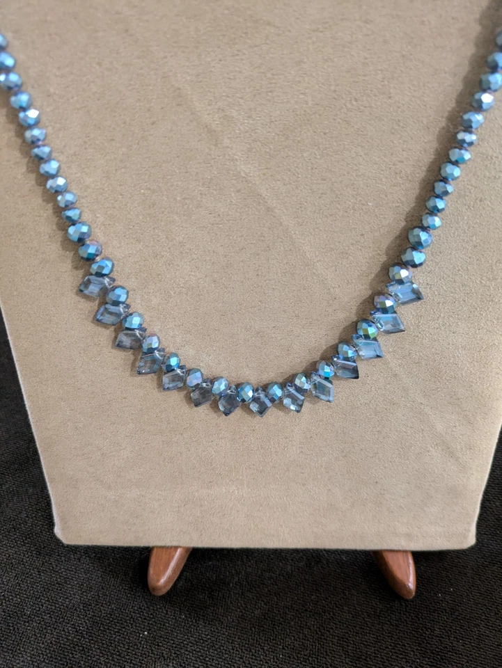 Collar con cuentas a mano en tonos de púrpura claro con pendientes brillantes a juego  Foto 3 de 4