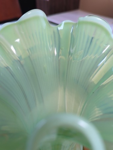 Vintage Opalescent Green Glass Northwood Feathers Pat Glass Vase 7" tall - Picture 8 of 8