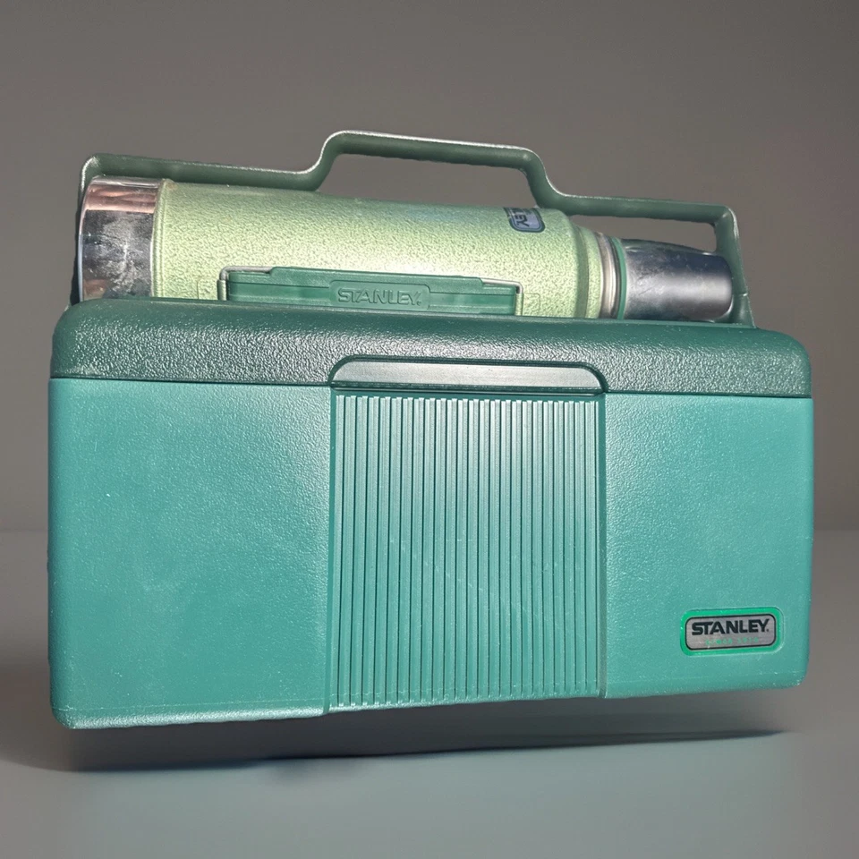 Refrigerador e garrafa térmica vintage verde Stanley Aladdin verde isolado lancheira  - Imagem 2 de 4