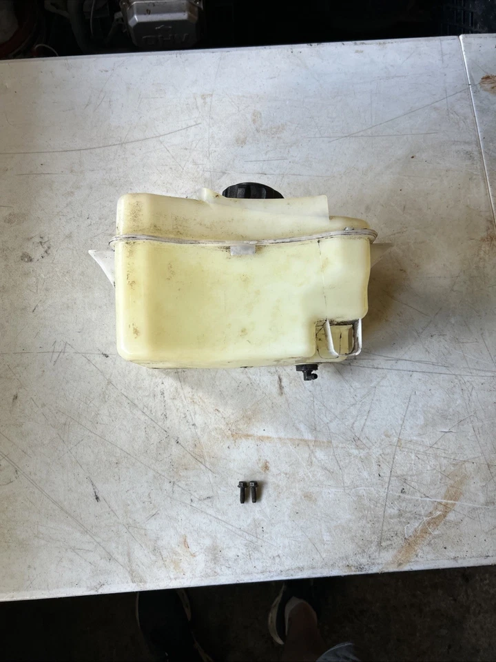 Tanque de combustible para tractor de césped Poulan modelo pxt175g42 con pernos de montaje y tapa de gas  Foto 2 de 4