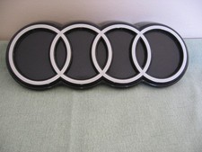 8Y0853604 8Y0853600A AUDI A3 S3 RS3 (8Y) ANELLI AUDI bianco emblema anteriore NUOVO originale