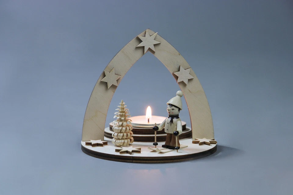 WEIGLA GÜNTER GLÄSER LEUCHTENHERSTELLUNG Teelichthalter Winterkind auf Ski Länge ca 12 cm NEU Schnee Winter Motivleuchter