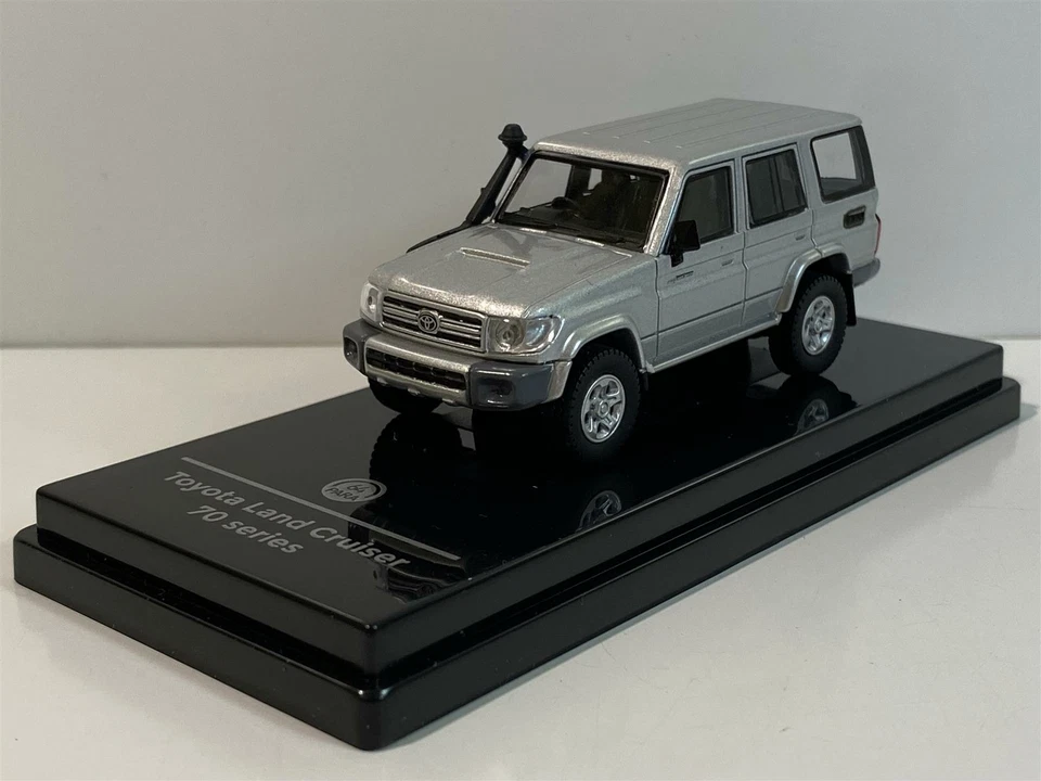 Toyota Land Cruiser 76 Plata Perla 1:64 Escala Paragon 65312R - Imagen 2 de 4