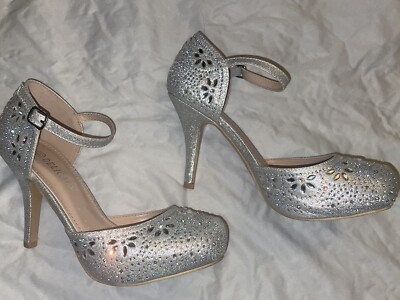 Women s Preowned DELICACY brand Silver Beaded Dress Heels Size 6.5
