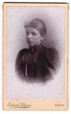 Fotografie Eduard Glaser, Eisfeld, Junge Dame im Kleid mit Kragenbrosche 
