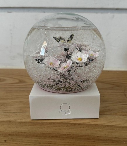 CoolSnowGlobes Schmetterling auf Ast Schneekugel Kirschblüten 4-7/8" hoch - Bild 1 von 13