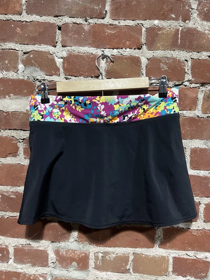 Pantalones cortos de natación negros para mujer A New Approach con patrón floral talla 8 Foto 2 de 3