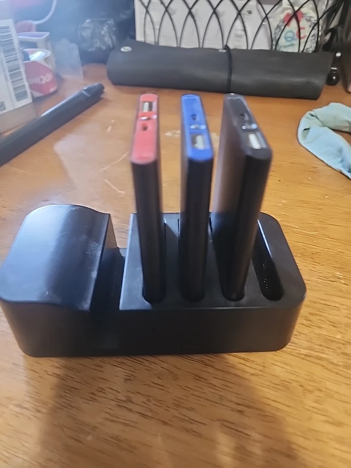 Paquete de 3 bancos de energía y estación de carga instaCHARGE Grab & Go Foto 3 de 4